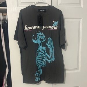 Homme Femme Graphic Tee in Gray